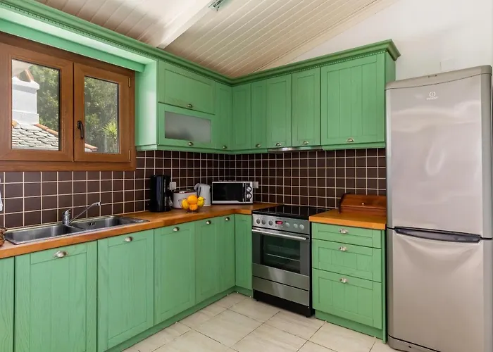 Fotini Kalivi In Raches